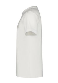 Witte katoenen T-shirt, ronde hals, korte mouwen, detail aan de zijnaden, gladde structuur, rechte zoom, geen zichtbare patronen of accenten.