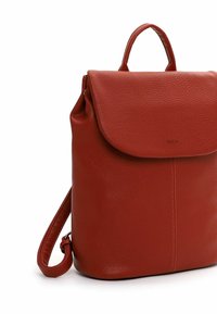 Roter Leder-Rucksack mit glatter Textur, runder Form, Klappenverschluss und einem oberen Griff; mit verstellbarem Schultergurt.