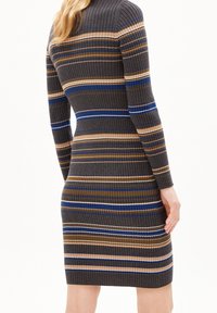 Robe longue à manches longues en maille côtelée, ornée de rayures horizontales grises, brunes, bleues et blanches. Silhouette ajustée avec un col rond.