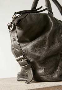 Next REGULAR FIT - Rankinė - black