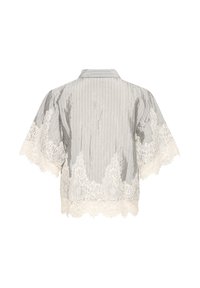 Blusa de manga corta gris claro con rayas verticales, con un borde de encaje blanco en el dobladillo y las mangas. Textura suave, silueta relajada.