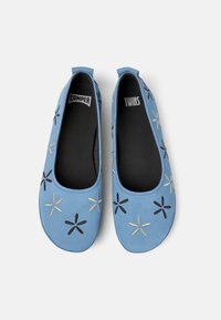 Blaue Wildleder-Ballerinas mit schwarzer und goldener floralem Stickerei. Rundes Zehendesign und gepolsterte schwarze Innensohle für Komfort. Markenetiketten sind innen sichtbar.
