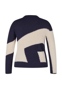 Marineblauer und cremefarbener Pullover mit einem flauschigen Muster, das geometrische Formen und einen runden Halsausschnitt zeigt. Lange Ärmel und lockere Passform.