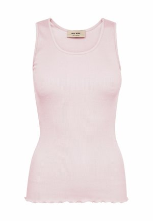 Lyserød ribbet ærmeløs tanktop med rund halsudskæring og lille bølget kantdetalje.