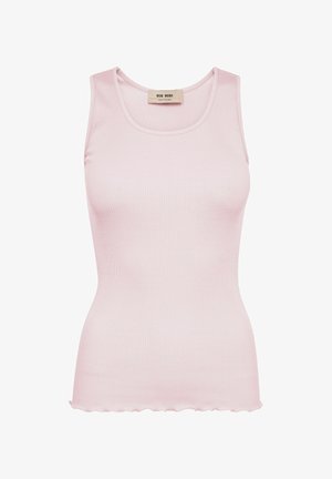 Lyserød ribbet ærmeløs tanktop med rund halsudskæring og lille bølget kantdetalje.