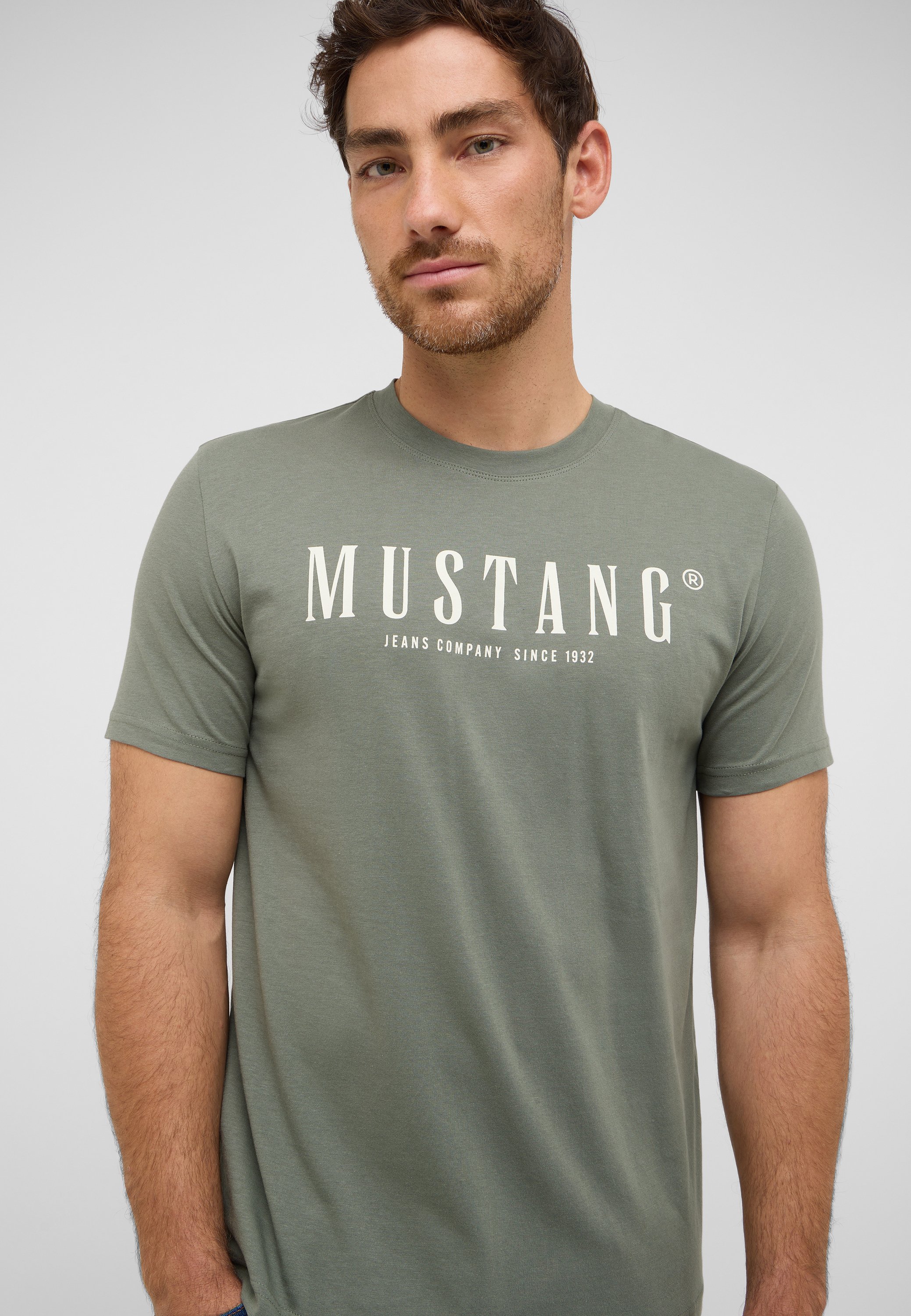 MUSTANG Herren T-Shirt Austin – Einfarbig Mit Auffälligem Label-Print, 100% Baumwolle