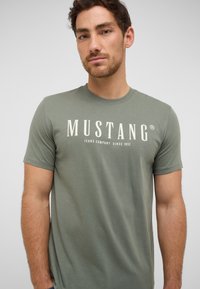 Mustang - T-shirt z nadrukiem