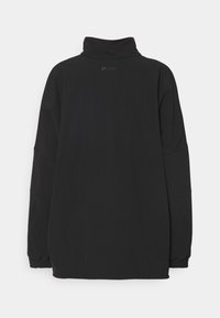 Sort pullover jakke med høj krave, lange ærmer, elastiske manchetter og et diskret print af "COLD RY" nær nakken bagpå.