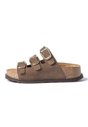 Sandalia de ante marrón con tres hebillas ajustables doradas y suela plataforma con textura de corcho sobre fondo blanco.