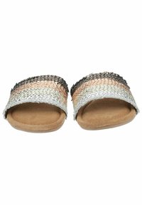 Sandalias de tejido tipo slip-on con rayas en plata, oro rosa y negro, plantillas de ante color marrón y diseño de espalda abierta.