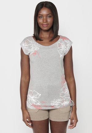 Camiseta gris de manga corta con estampado floral en blanco y coral en los hombros y el dobladillo, con lazos laterales ajustables. Tela de algodón suave.