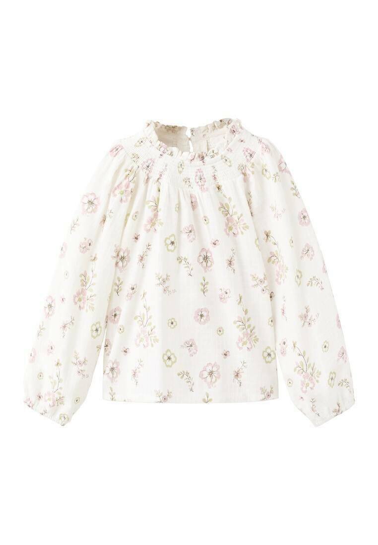 Bela bluza z dolgimi rokavi, okroglim izrezom in nabranim smokom. Celotno bluzo krasi cvetlični vzorec v rožnatih in zelenih tonih.