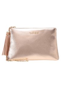 Bolso clutch metálico en oro rosa con cremallera con borla y cadena dorada, con el logo "L.CREDI" en el frente.