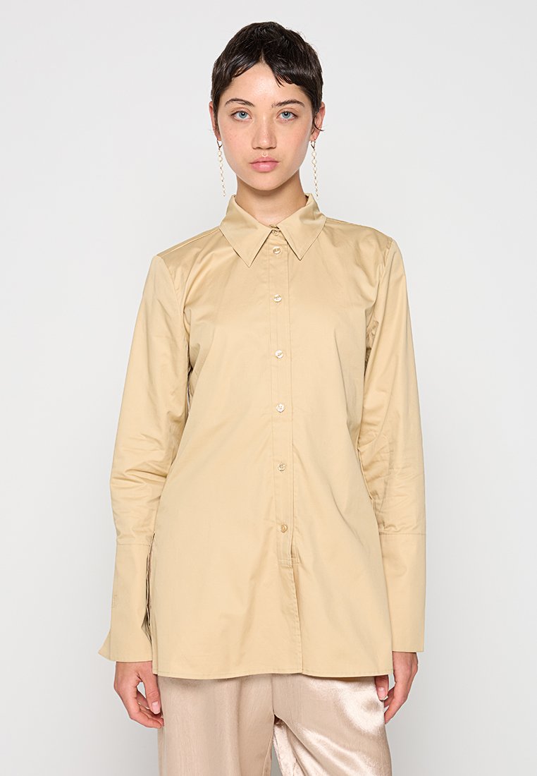 By Malene Birger Overhemdblouse zandkleur