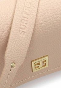 Lichtroze leren tas met een gestructureerd oppervlak. Voorzien van een gouden logo, contrasterende stiksels en een drukknopaccent.