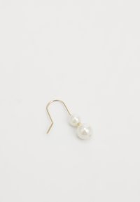 Brincos de gancho em tom dourado com duas pérolas brancas de tamanhos diferentes, textura lisa, design simples e uma estética minimalista.