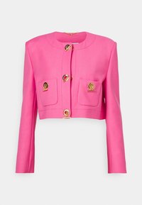 Blazer rosa tagliato con maniche lunghe, accessori in oro e due tasche frontali, dotato di scollo rotondo e texture liscia.