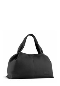 Zwarte leren tote bag met een gestructureerd oppervlak, gebogen vorm en twee stevige handvatten. Bevat een subtiele logo-accent aan de zijkant.