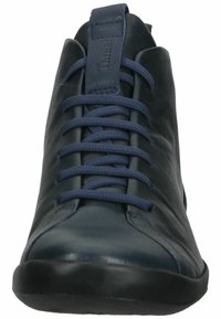 Chaussure montante en cuir marine avec une finition lisse, bout rond et lacets navy ; présente un talon renforcé et une semelle noire texturée.