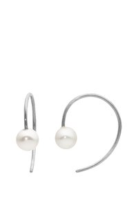 Orecchini a cerchio in argento con una singola perla bianca su ciascun pezzo. Il design è minimalista con una finitura liscia e lucida.