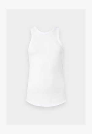 Hvit ermeløs ribbestrikket singlet med rund hals og buet kant, vist mot en ensfarget lys grå bakgrunn.