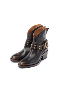 Stivali ankle in pelle nera con punta leggermente appuntita, interno beige, fibbia decorativa e borchie, e tacco a blocco medio.