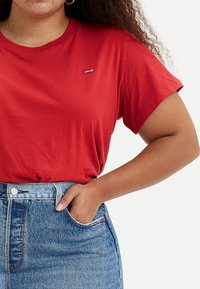 Levi's® Plus PERFECT TEE RAITA - Paprasti marškinėliai - script red
