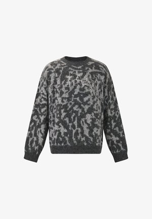 Suéter de punto en tonos de gris con un patrón abstracto texturizado. Presenta un cuello redondo y mangas largas, con bordados decorativos en blanco.