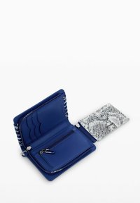 Blaues Lederportemonnaie mit einem Reißverschluss, ausgestattet mit Kartenfächern, einem Münzfach und einem abnehmbaren Kartenhalter mit Schlangenprint.