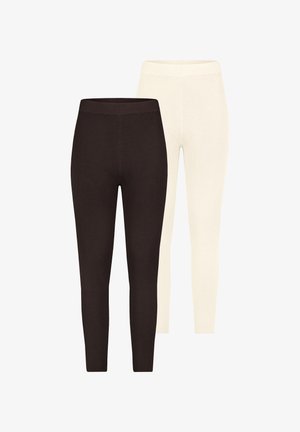 Zwei Paar gerippte Leggings: ein Paar in Dunkelbraun und ein Paar in Off-White. Beide verfügen über einen hohen Bund und eine enganliegende Passform für einen schlanken Look.