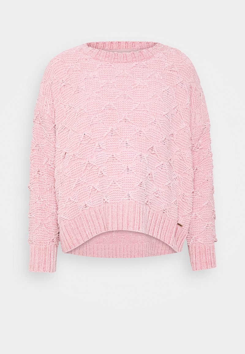 Pull rose clair en tricot avec motif géométrique texturé, manches longues, col rond, poignets et ourlet côtelés, devant légèrement plus court.