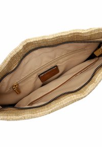 Borsa in paglia intrecciata con un interno in tessuto beige, dotata di un comparto centrale con zip, due tasche a scomparsa e una piccola sezione con zip.