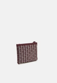 Borsa bordeaux con un motivo geometrico bianco, caratterizzata da una superficie liscia e una chiusura a zip nella parte superiore. Forma rettangolare compatta.