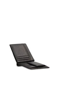 Zwarte leren portemonnee met een gestructureerde afwerking, voorzien van meerdere kaarthouders en een flapvak. Geopende positie toont de binnenkant duidelijk.