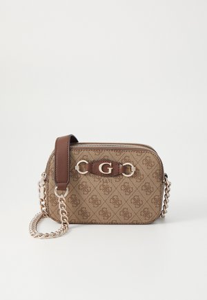 Bruine Guess crossbodytas met monogram patroon, gouden kettingriem, leren detail en G-logo aan de voorkant.