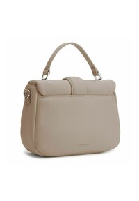Beige leren handtas met een gestructureerde vorm, bovenhandvat en zilveren metalen accenten. Heeft een omgevouwen ontwerp en een gladde, matte textuur.