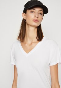 MSCH Copenhagen FENYA V NECK TEE - T-Shirt basic - optical white