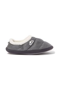 Zapatilla de felpa gris con un forro de piel sintética blanca, forma redondeada y parte superior texturizada. Cuenta con una suela de goma negra y un pequeño logotipo.
