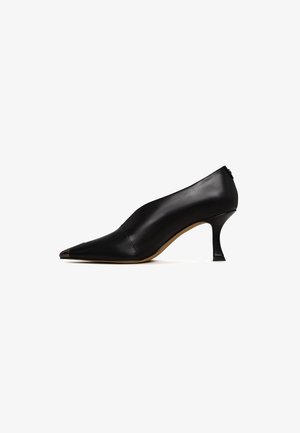 Chaussure à talon haut en cuir noir avec un bout pointu et un talon fin et courbé. Présente une texture lisse et un design minimaliste.