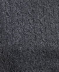 Pull en tricot gris foncé avec un motif en torsades et des côtes texturées sur toute la surface. Matériau doux avec une coupe près du corps.