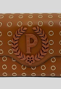 Borsa in pelle marrone con occhielli metallici, un'emblema testurizzata con la lettera "P" e un design a alloro, e una finitura liscia.