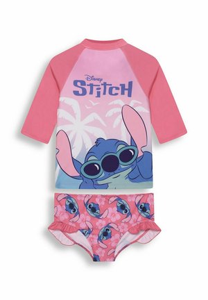 Zweiteiliger Badeanzug in Pink und Lila mit Disney Stitch, der eine Sonnenbrille trägt, und Hintergrund mit Palmen, passende Blumendruck- und Stitch-Muster-Hosen mit Rüschen.