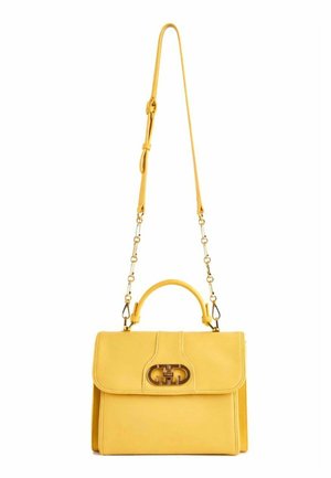 Borsa a mano in pelle gialla con design strutturato, manico superiore e tracolla a catena removibile. Presenta una chiusura con accessori in metallo tono oro.