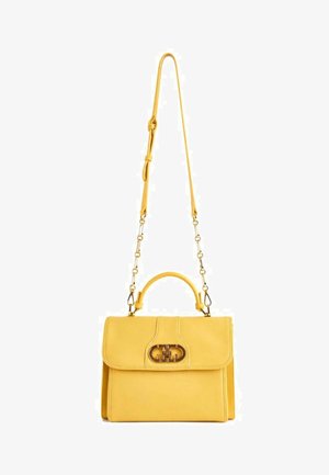Borsa a mano in pelle gialla con design strutturato, manico superiore e tracolla a catena removibile. Presenta una chiusura con accessori in metallo tono oro.