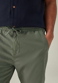 Next SLIM FIT zielony