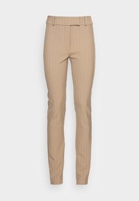 Pantaloni beige su misura con strisce bianche verticali, con vita piatta, passanti per cintura e vestibilità slim, realizzati in un tessuto liscio.