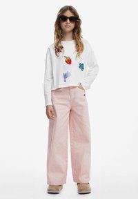 Desigual WITH APPLIQUE SHAPES - Langarmshirt - white