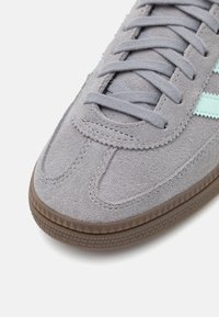 adidas Originals HANDBALL SPEZIAL UNISEX - Sneakers - grey three/clear mint