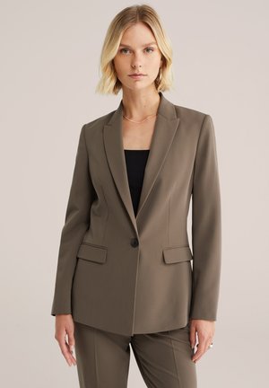 Blazer ajusté vert olive avec fermeture à un bouton, revers en notch et deux poches avant. Tissu lisse avec une coupe structurée.