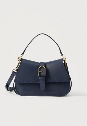 Granatowa skórzana torebka z zapięciem na złotą klamrę, krótkim uchwytem oraz odpinanym, regulowanym paskiem na ramię na jednolitym tle.